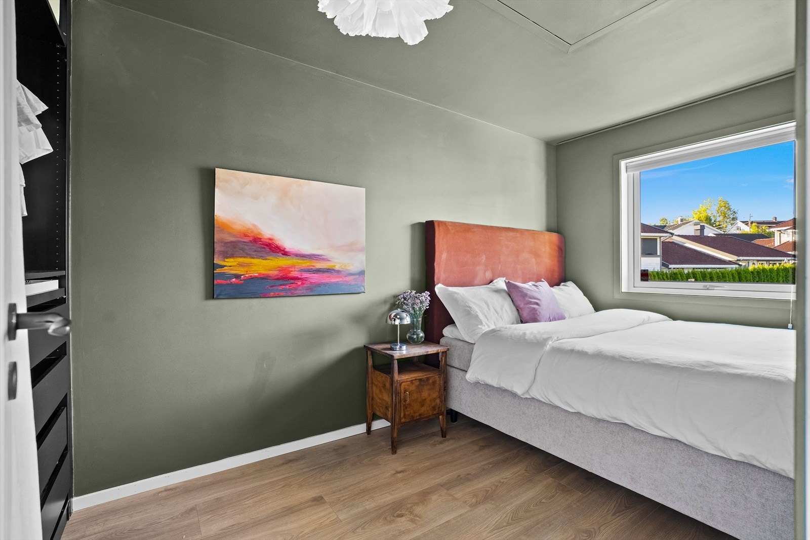 Romslig soverom med behagelige fargetoner og god plass til dobbeltseng. Galleribilde