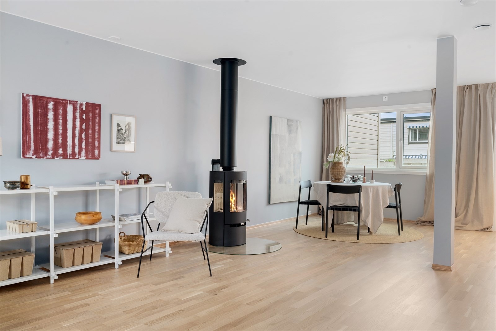 Store vindusflater gir godt med naturlig lys. Galleribilde