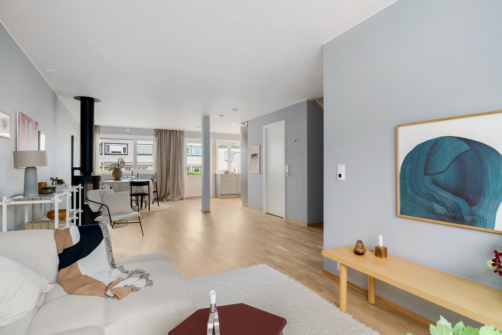 Den åpne løsningen mot kjøkkenet skaper et sosialt og familievennlig allrom. Galleribilde