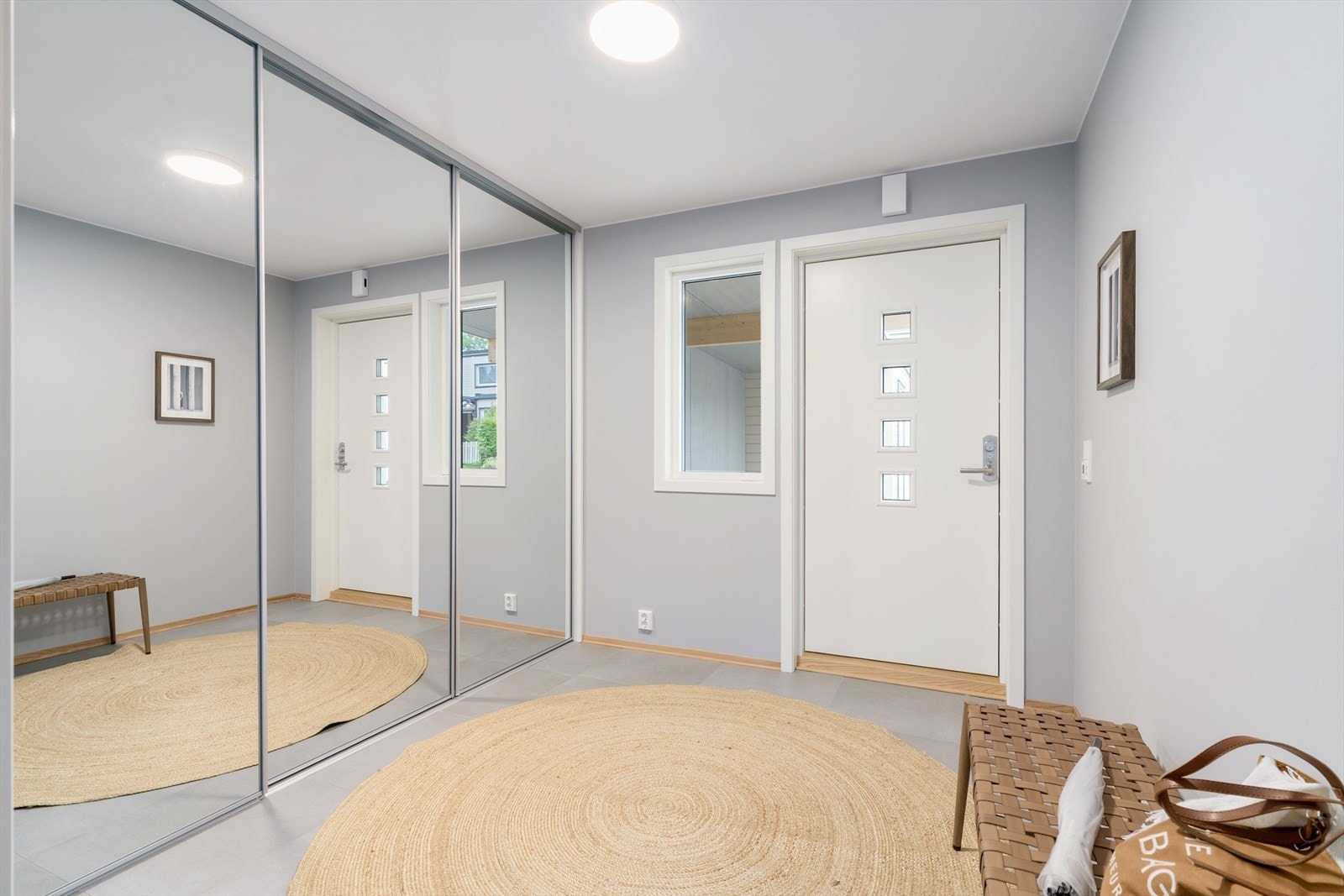 Boligen har en romslig og innbydende entré med god plass til yttertøy og sko. Galleribilde