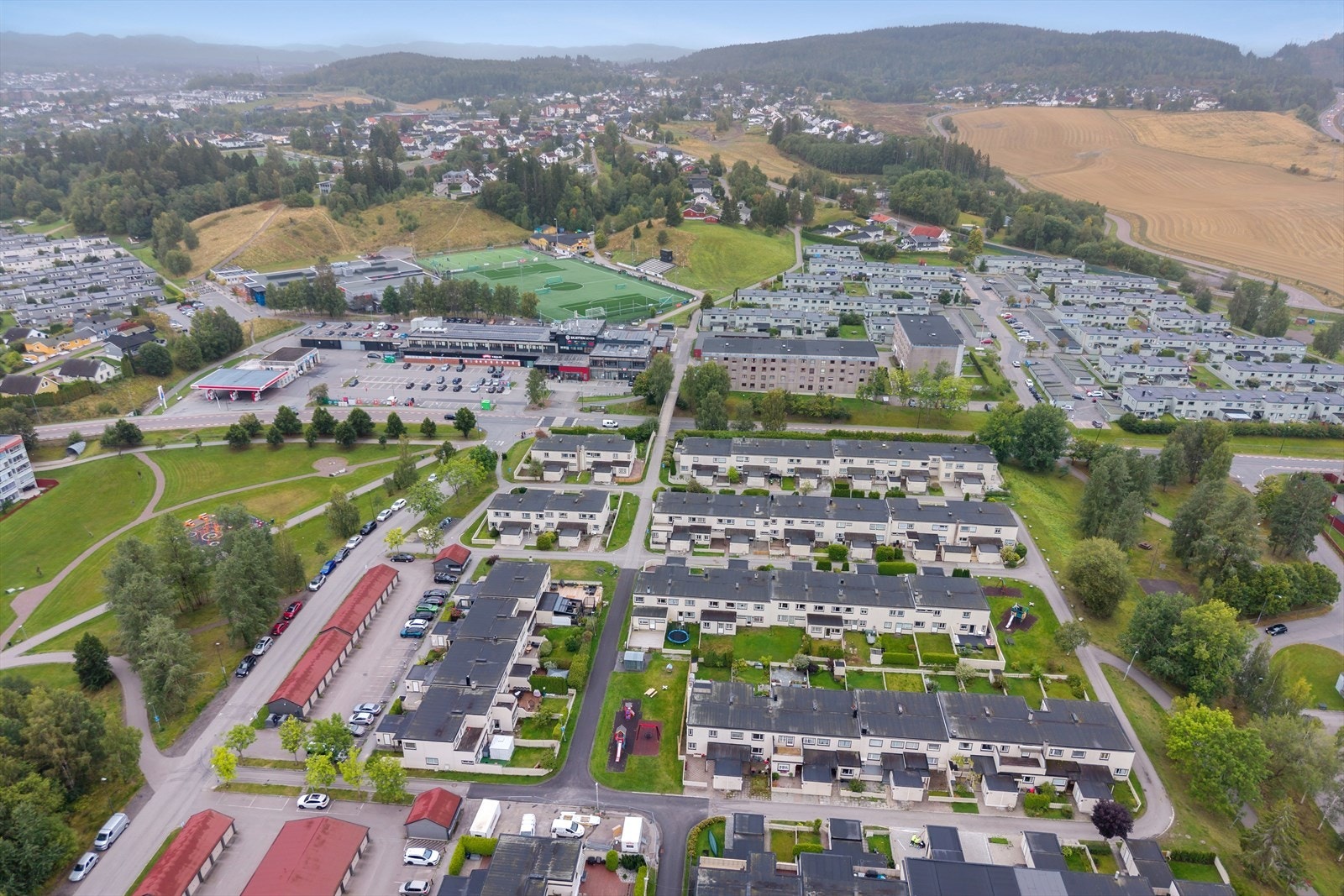 Boligen ligger også i nærhet til skog og mark med fine turområder og preparerte lysløyper, Nebbursvollen Friluftsbad i Lillestrøm, og flott tursti langs Nitelva. Galleribilde