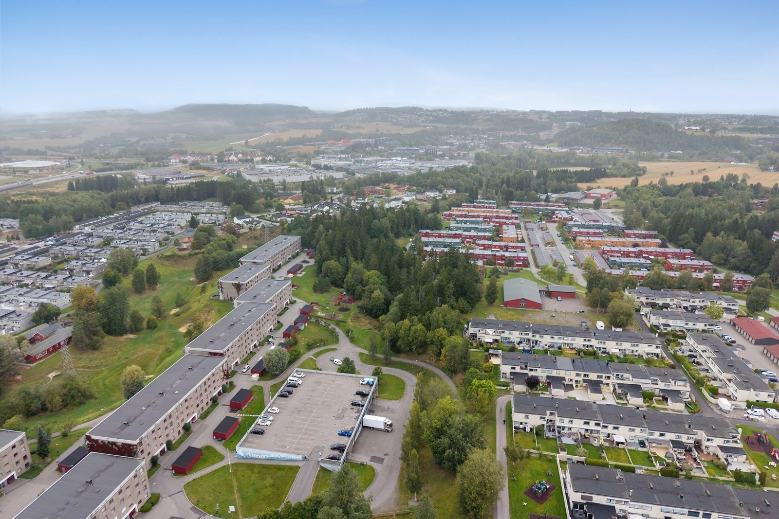 Fra boligen er det ca. 4 minutters gange til Skjettensenteret og under 10 minutter med buss til Strømmen Storsenter med over 200 butikker og tilknyttede virksomheter. Galleribilde