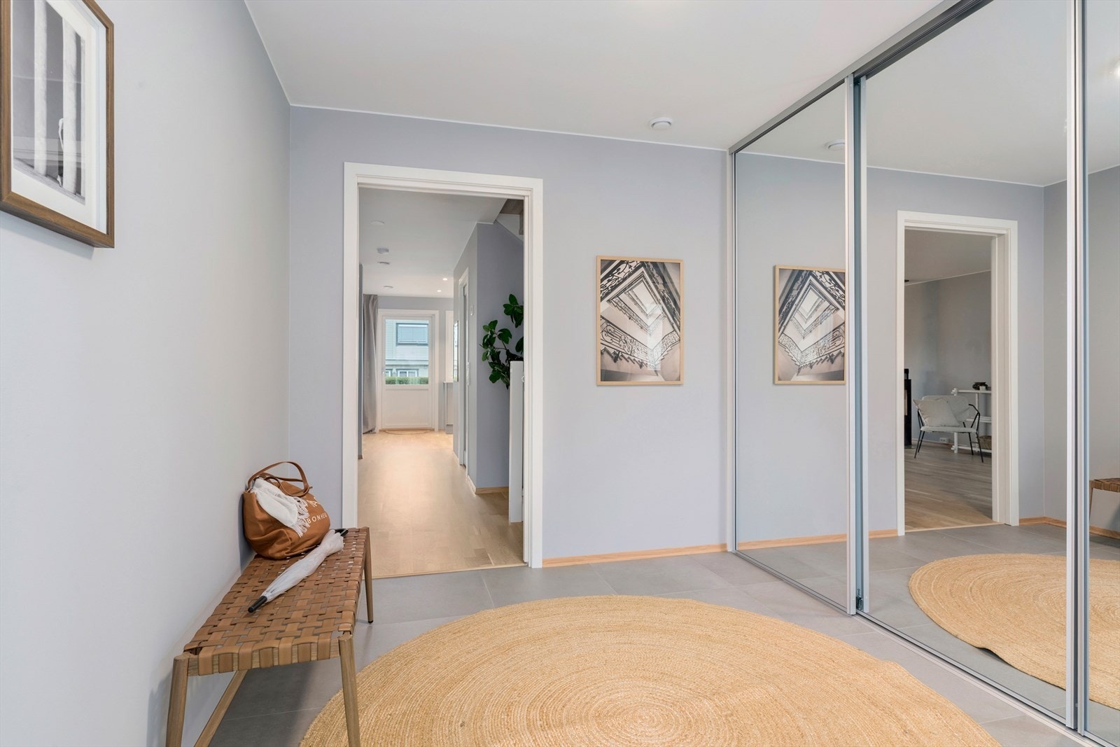 Langs veggen er det etablert en stor skyvedørsgarderobe med speilfronter, som gir svært gode oppbevaringsmuligheter. Galleribilde