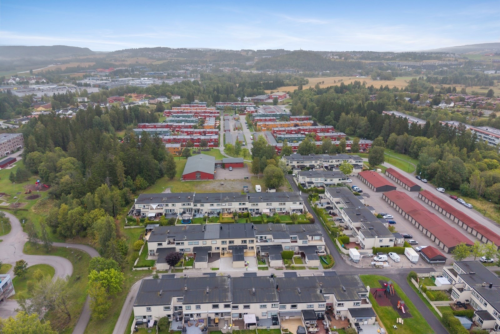Medfølger garasje m/ hems + p-plass (mot registrering i borettslaget) Kort vei til skoler/barnehager, buss, butikk og turmuligheter. Galleribilde