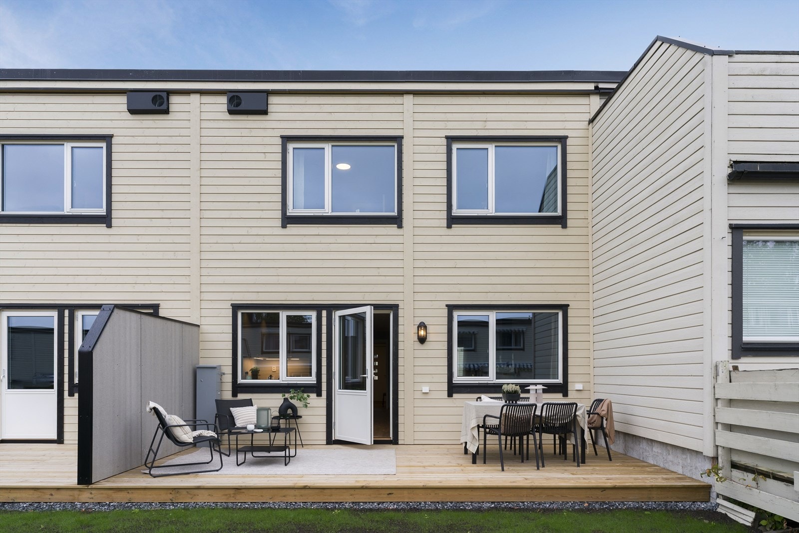 Fra oppholdsarealet er det direkte utgang til en romslig terrasseplatting på ca. 18 m² og videre til hagen. Galleribilde