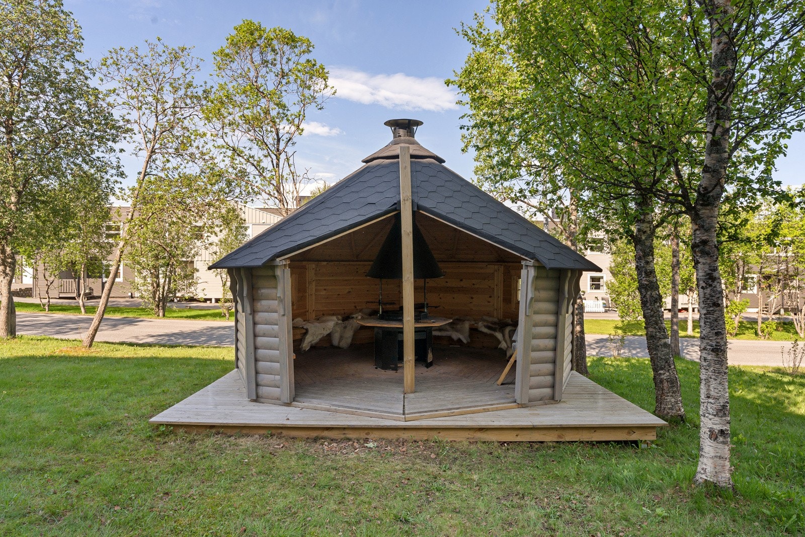 Trivelige fellesarealer med grillhytte, lekeplass, plen m.m.