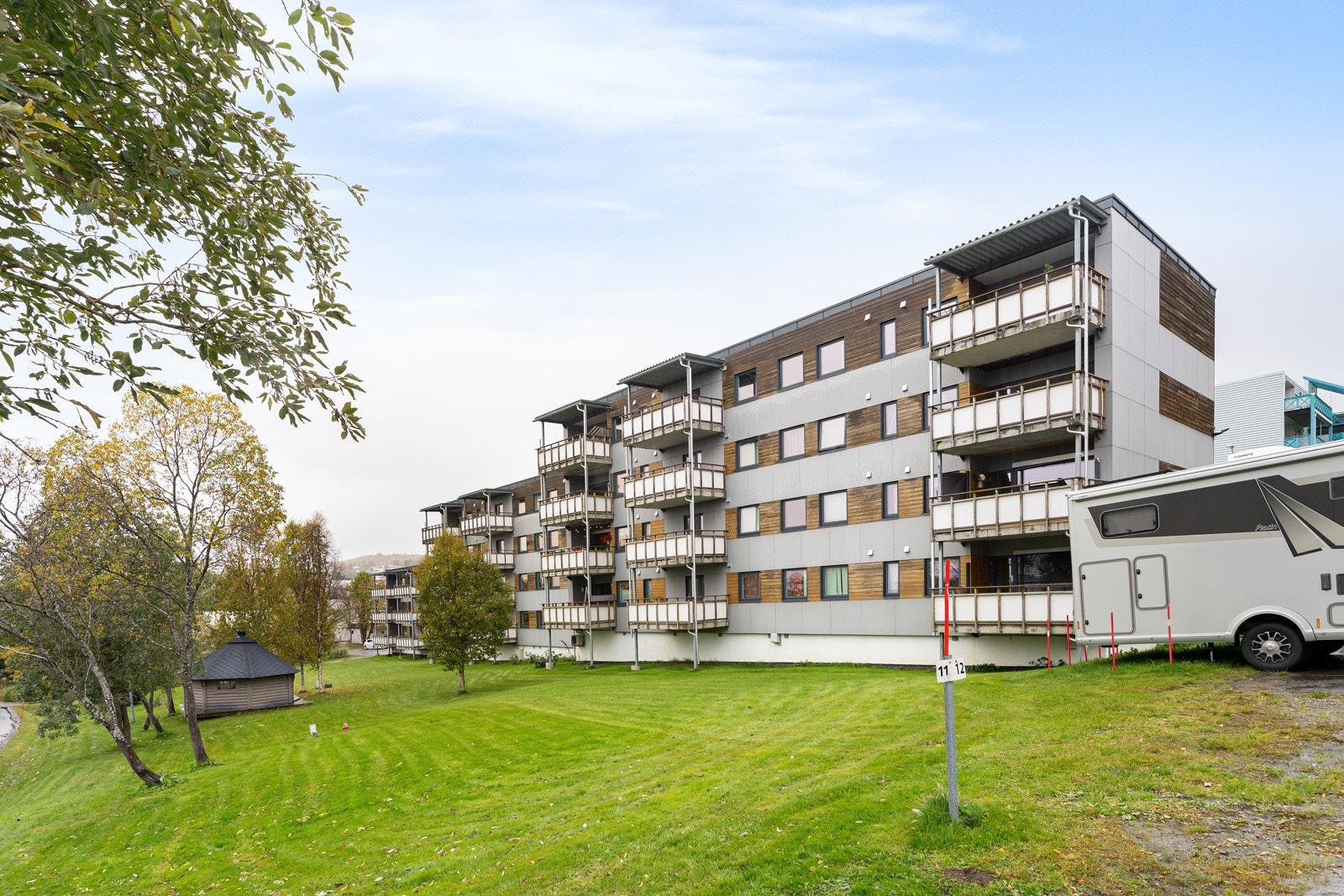 Leiligheten ligger i byggets øverste etasje, adkomst via trapp.