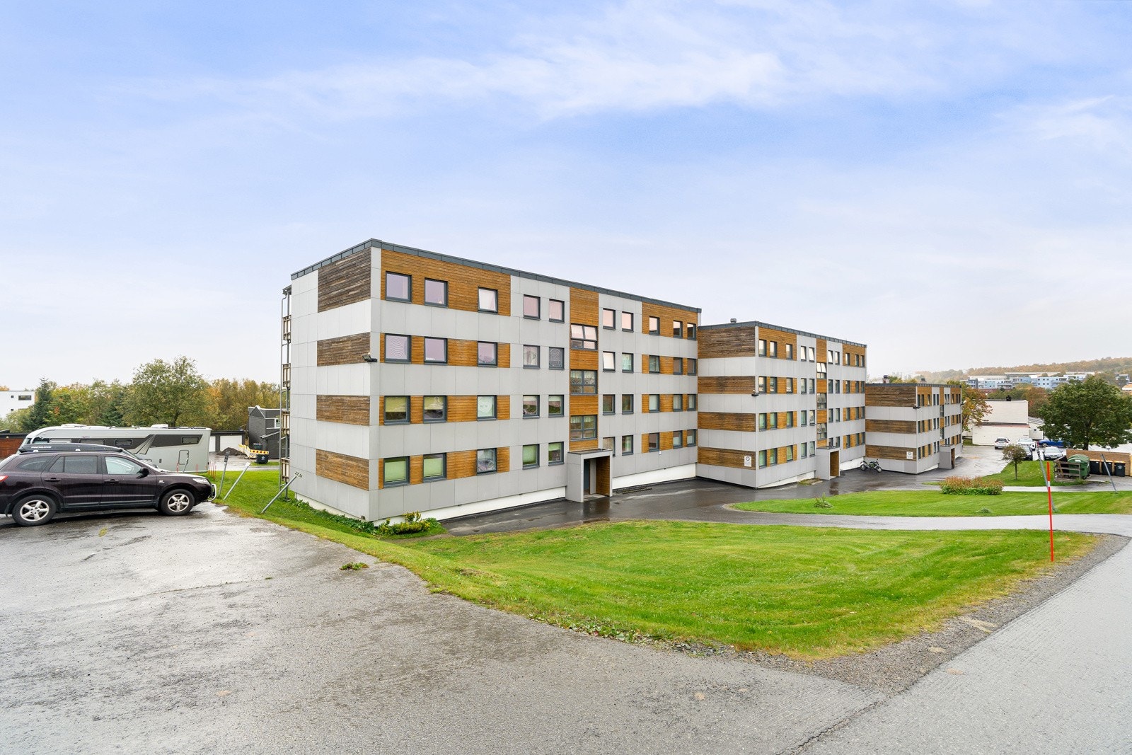 Utendørs parkeringsplass. Felles gjesteparkering.