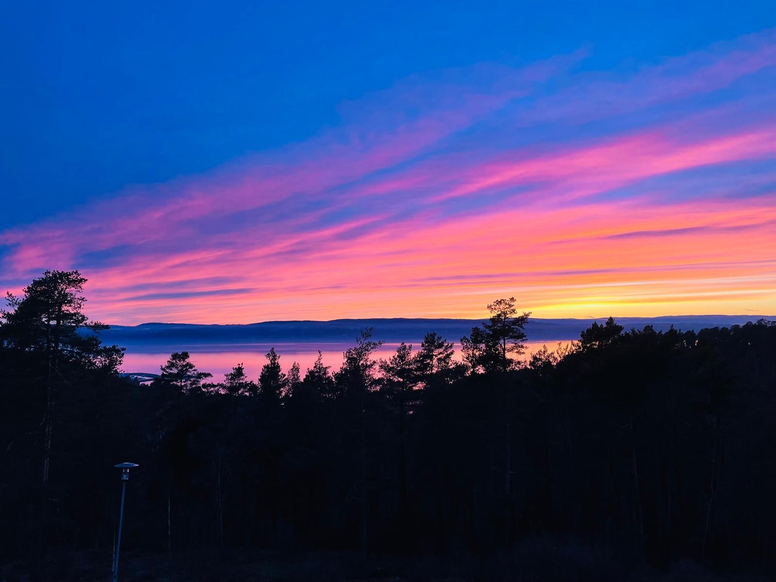 Fra terrassen kan man nyte helt nydelige solnedganger Galleribilde