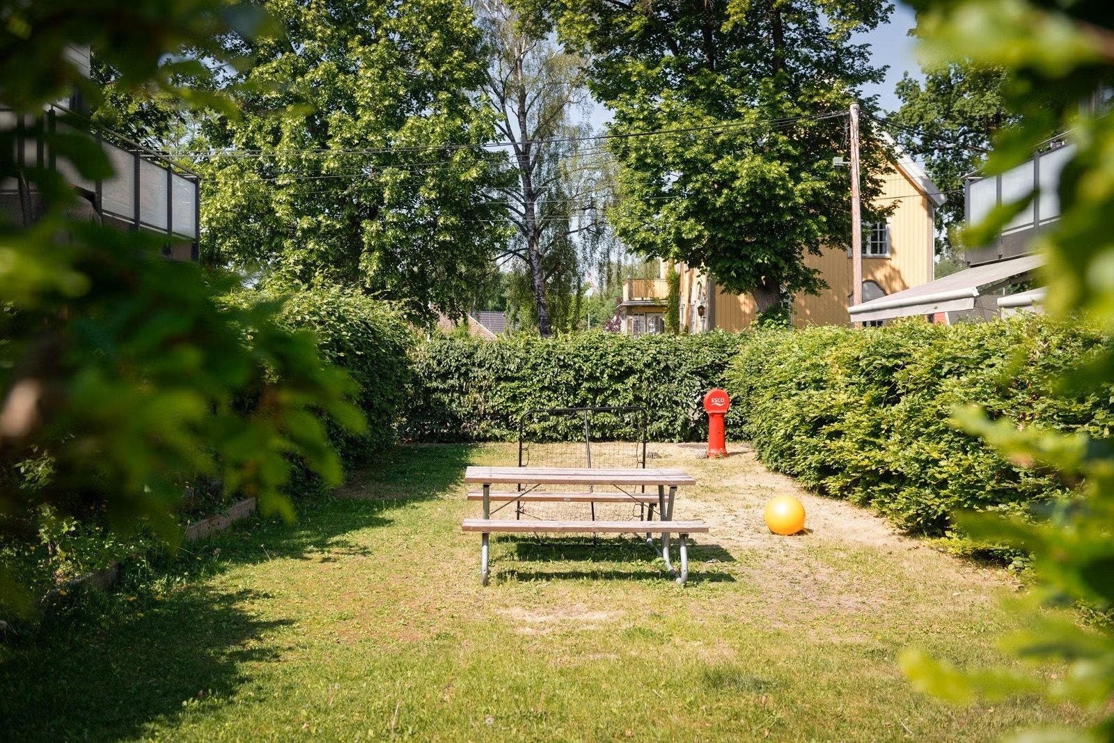 Fellesområde for sameiet med sittebenk og lekeplass i barnevennlige omgivelser. Galleribilde