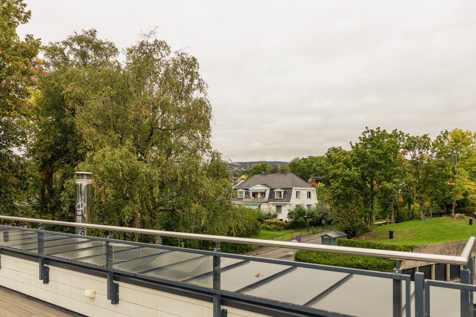 Grønne og rolige omgivelser, her bor man godt tilbaketrukket men samtidig med kort avstand til alle fasiliteter. Galleribilde