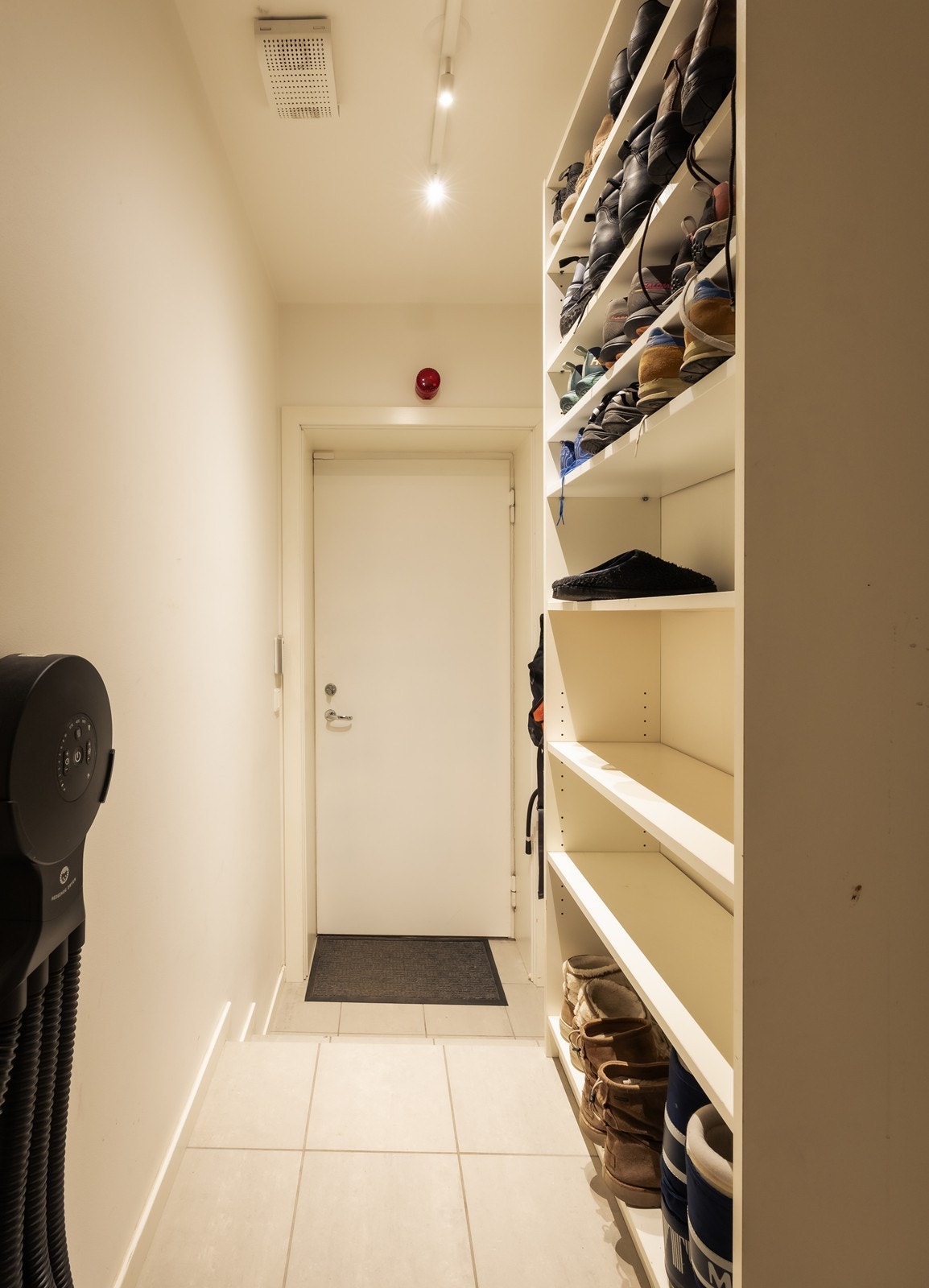Sluse med direkte adkomst til garasjekjelleren gir tørrskodd adkomst til bilen. Galleribilde