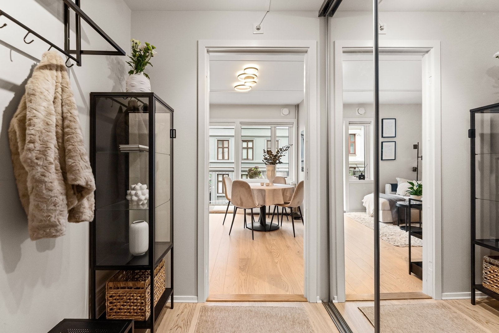 Entré med stor skyvedørsgarderobe. Galleribilde