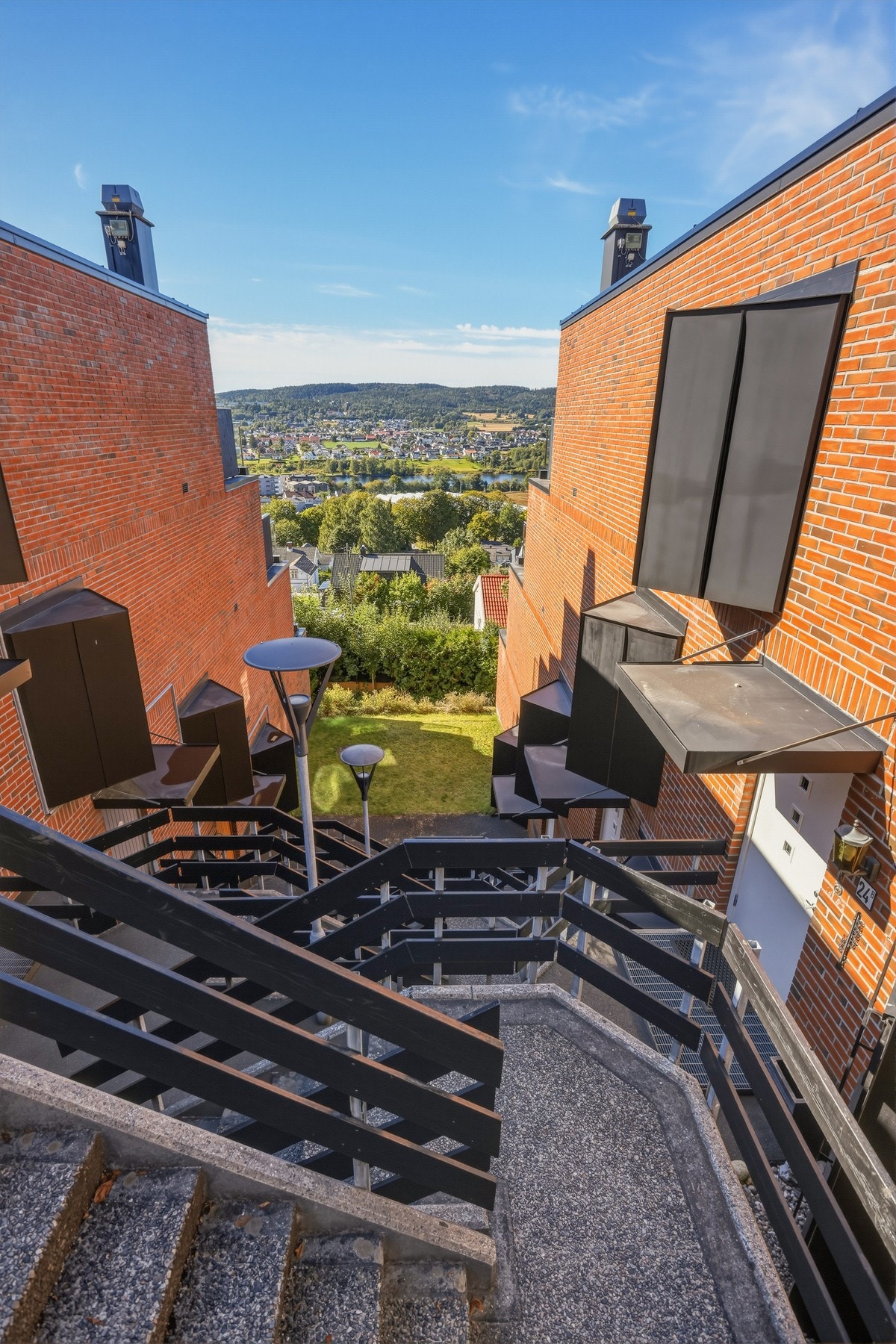 Dette er helt perfekt for deg som både vil nyte utsikt til byen, og bo i kort avstand til sentrum med nærhet til alt man trenger. Galleribilde