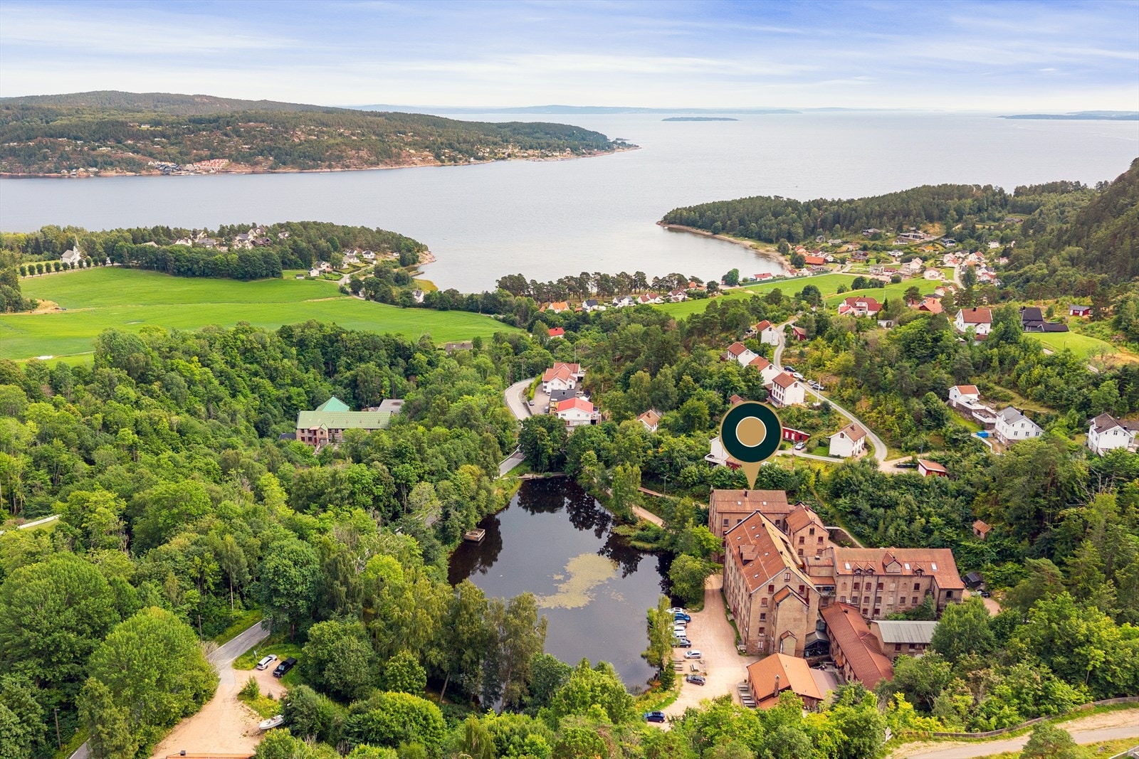 Eiendommen ligger i det tidligere industrisamfunnet rundt Fossekleven Fabrik, og området er i dag kjent for sitt godt bevarte kulturmiljø med historiske fabrikkbygninger, arbeiderboliger og et levende kunst- og kulturmiljø Galleribilde