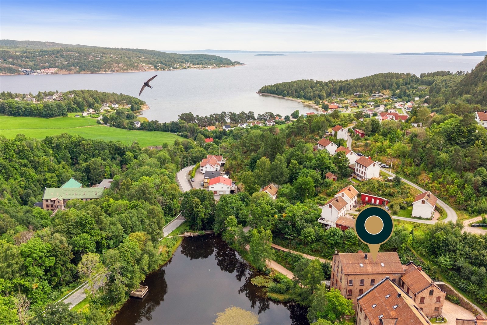 Her bor du i idylliske omgivelser med nærhet til fjord, natur og kultur Galleribilde