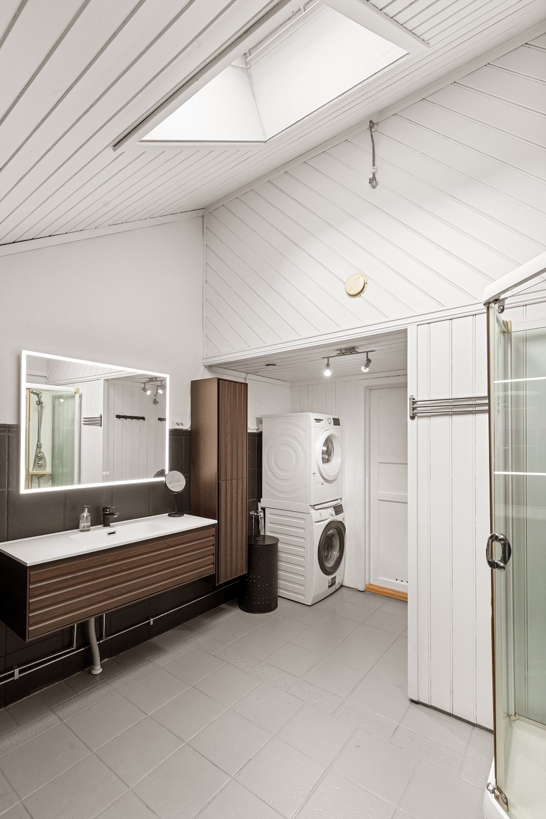 Takvindu gir godt med naturlig lys til badet Galleribilde