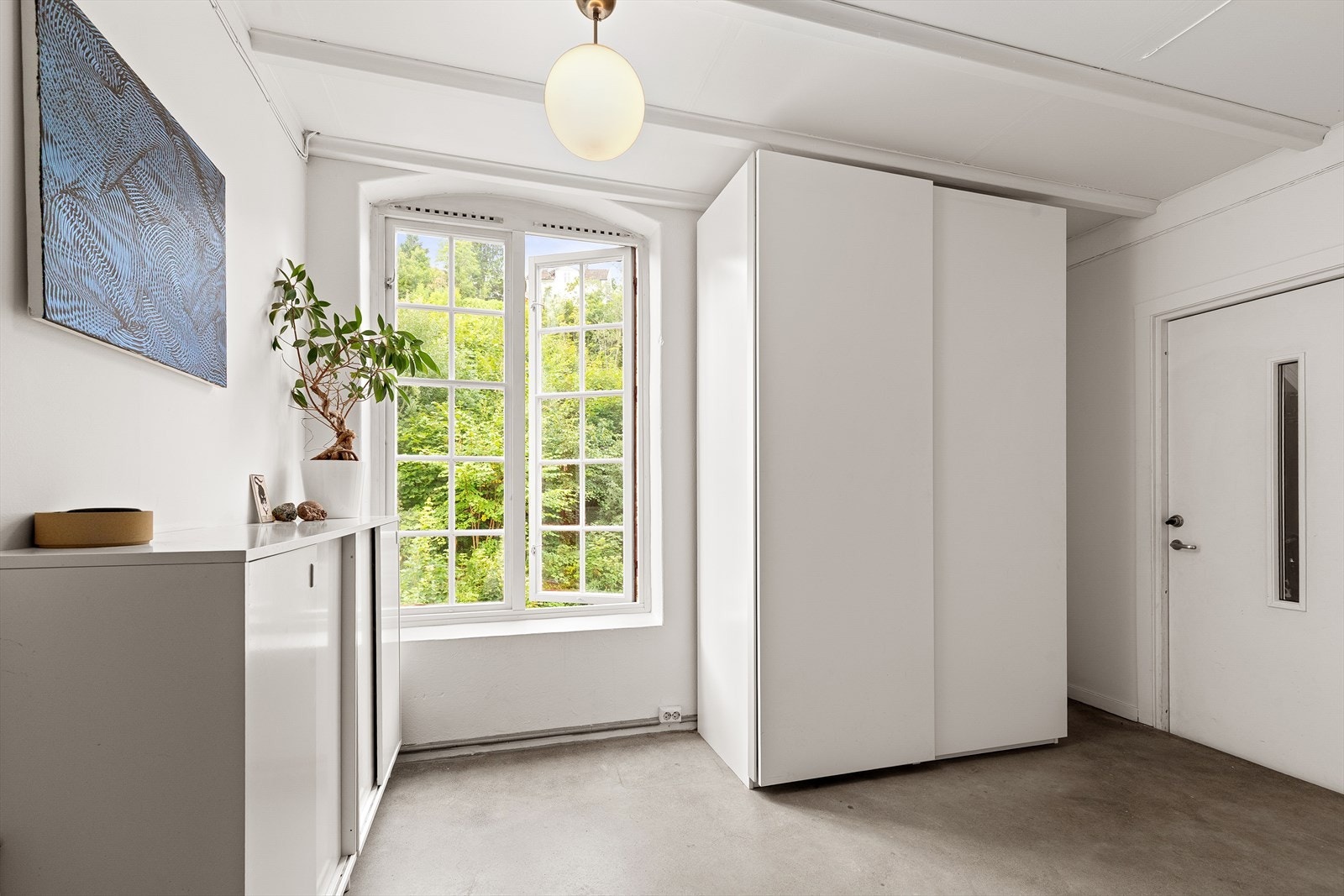 Gang med plass for skap og kommode til oppbevaring Galleribilde