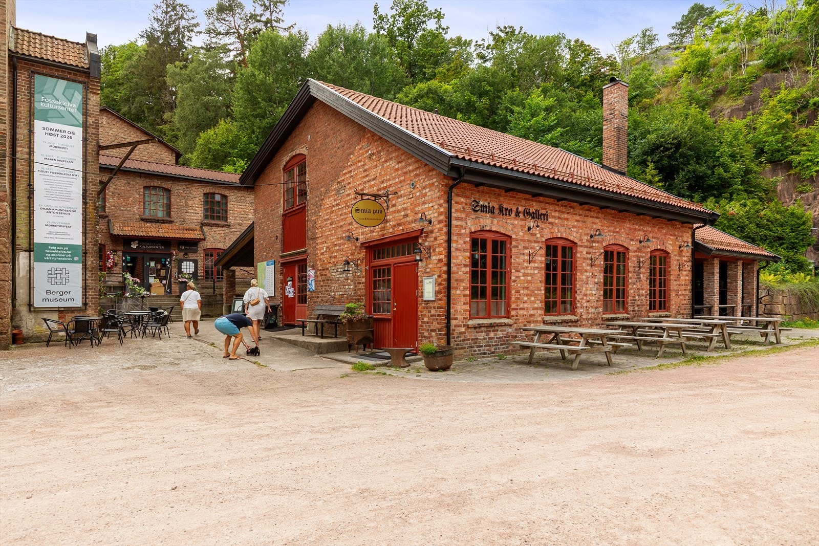 Her kan du benytte deg av kafé eller pub og kultursenter rett utenfor døren Galleribilde