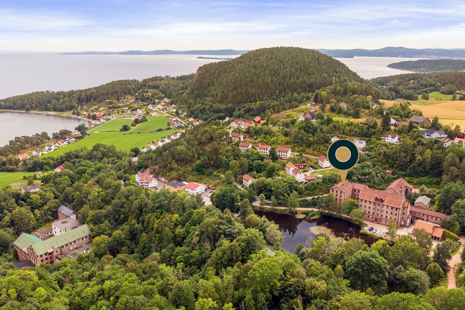 Bergerveien 2A har en idyllisk og særpreget beliggenhet i Fossekleiva på Berger, omgitt av et spennende historisk miljø, vakker natur og kort vei til sjøen Galleribilde