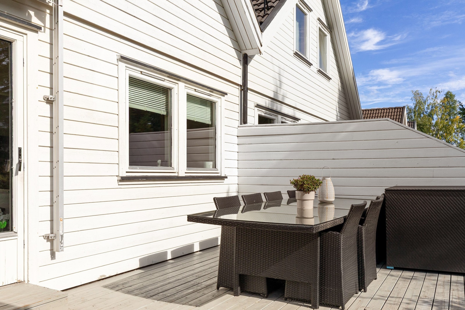 Skjermet spiseplass på markterrassen med integrert levegg mot naboseksjonen. Galleribilde