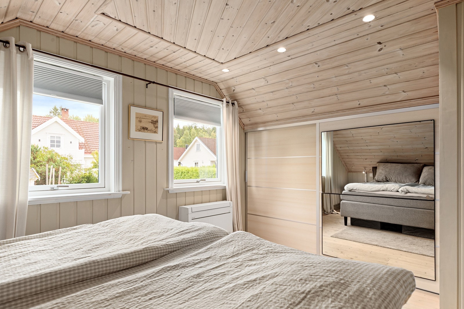 Integrert skyvedørsgarderobe med speilfront og innfelte downlights i himlingen. Galleribilde