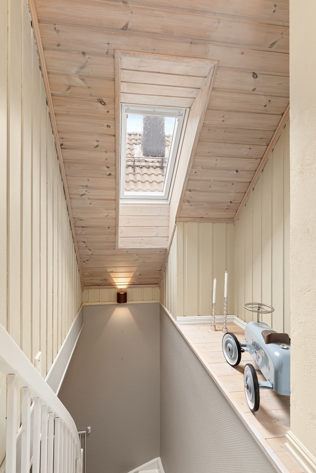 Trappeløp med panelte vegger og takvindu som slipper inn rikelig med dagslys. Galleribilde