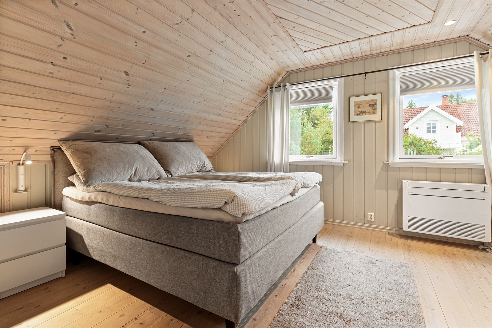 Hovedsoverom med skråhimling, tregulv og egen varmepumpe for temperaturkontroll. Galleribilde