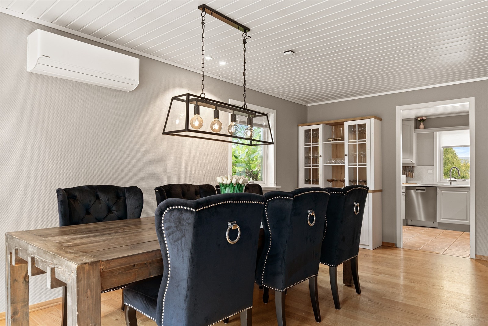God plass til både langbord og skjenk i oppholdsrommet. Galleribilde