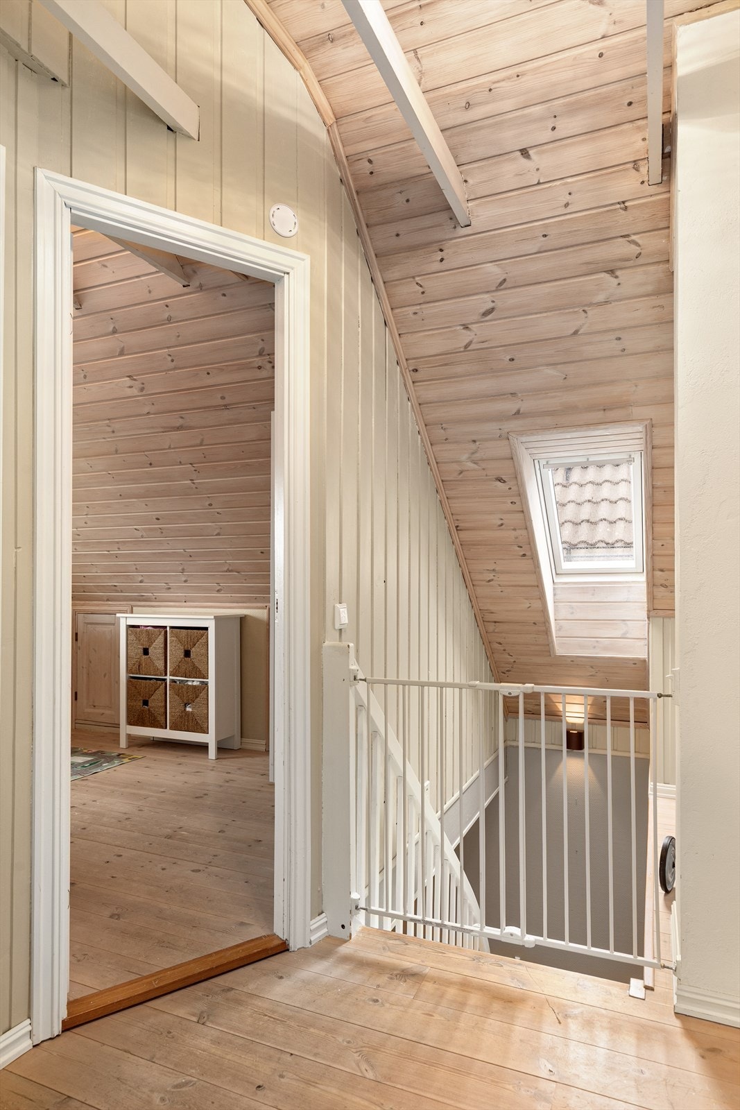 Trappegang i andre etasje med tregulv og adkomst til alle rom. Galleribilde