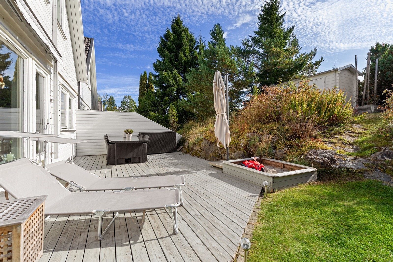 Stor markterrasse i trekonstruksjoner med god plass til solsenger og sittegrupper. Galleribilde
