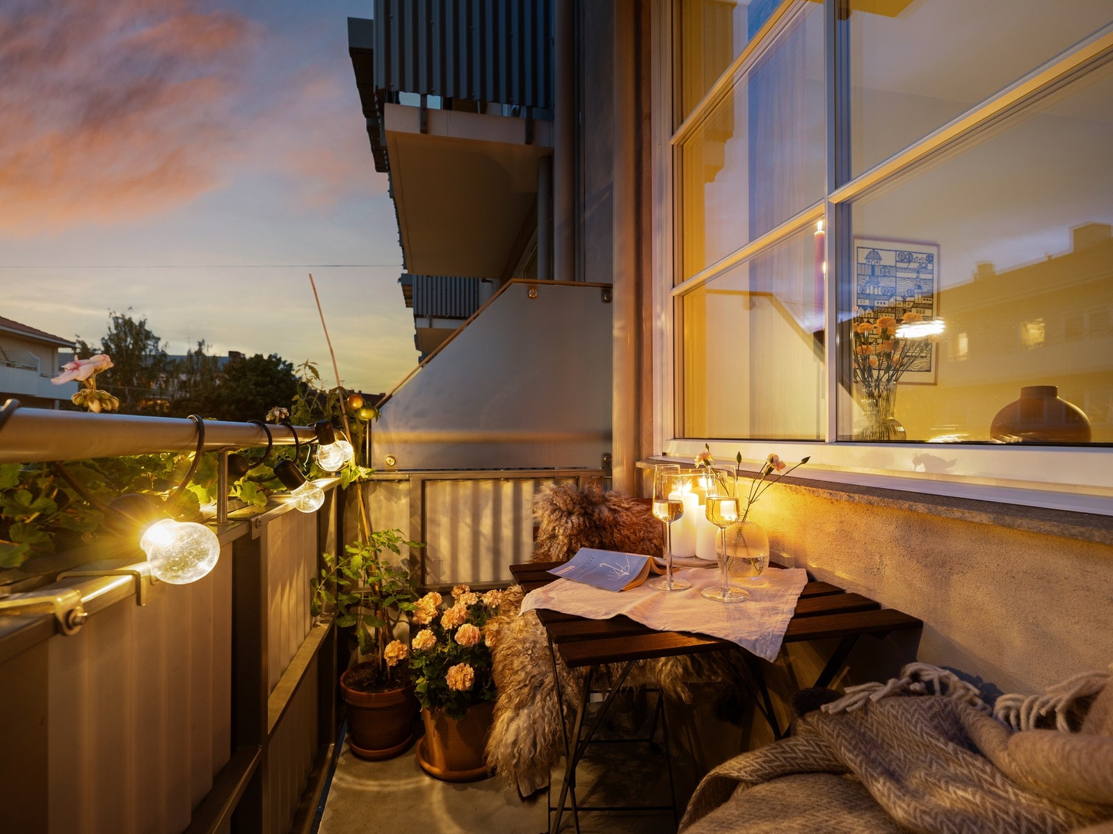 Balkongen blir en forlengelse av stuen på sommerhalvåret. Galleribilde