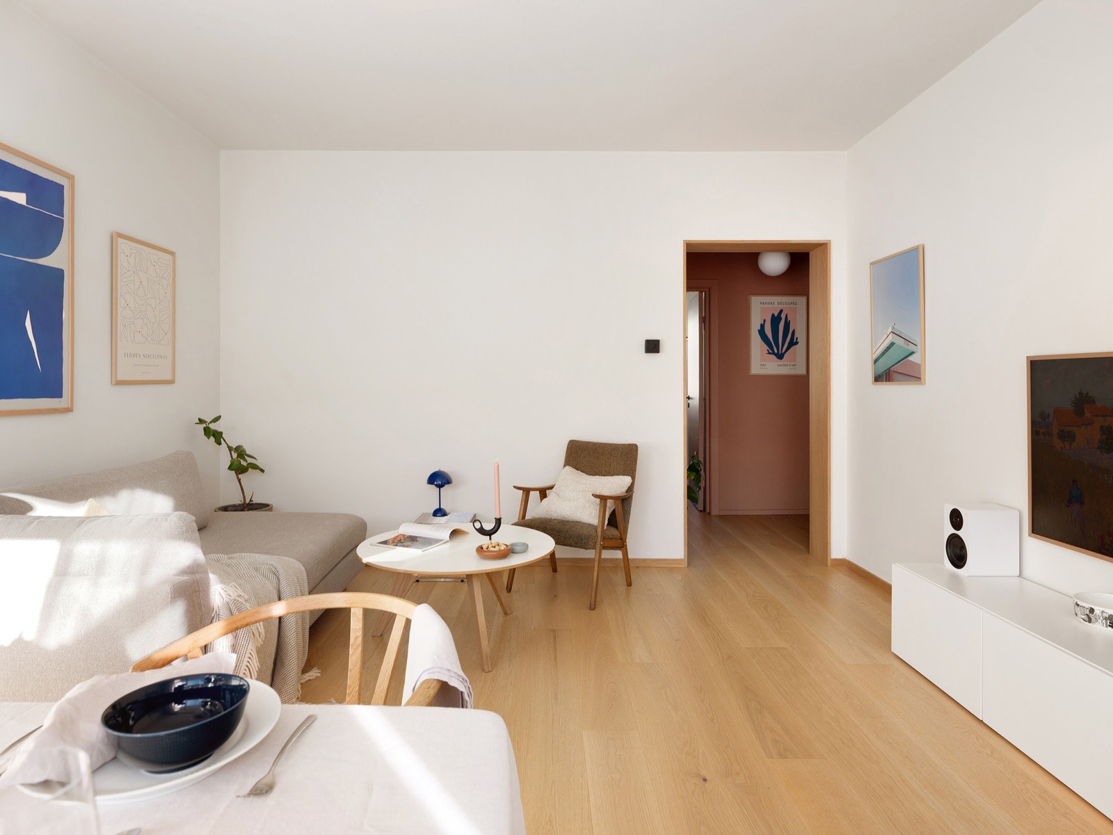 Gulvet er belagt med pent 1-stavsparkett med korkunderlag. Vegger og himling har malte, glatte flater. Galleribilde