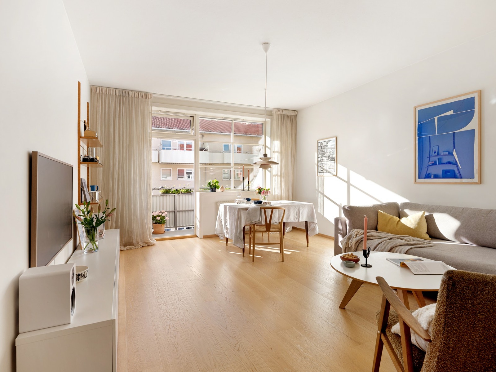 En lys og innbydende stue på 19,7 m² med plass til både sofakrok og spisestue-sone. Galleribilde