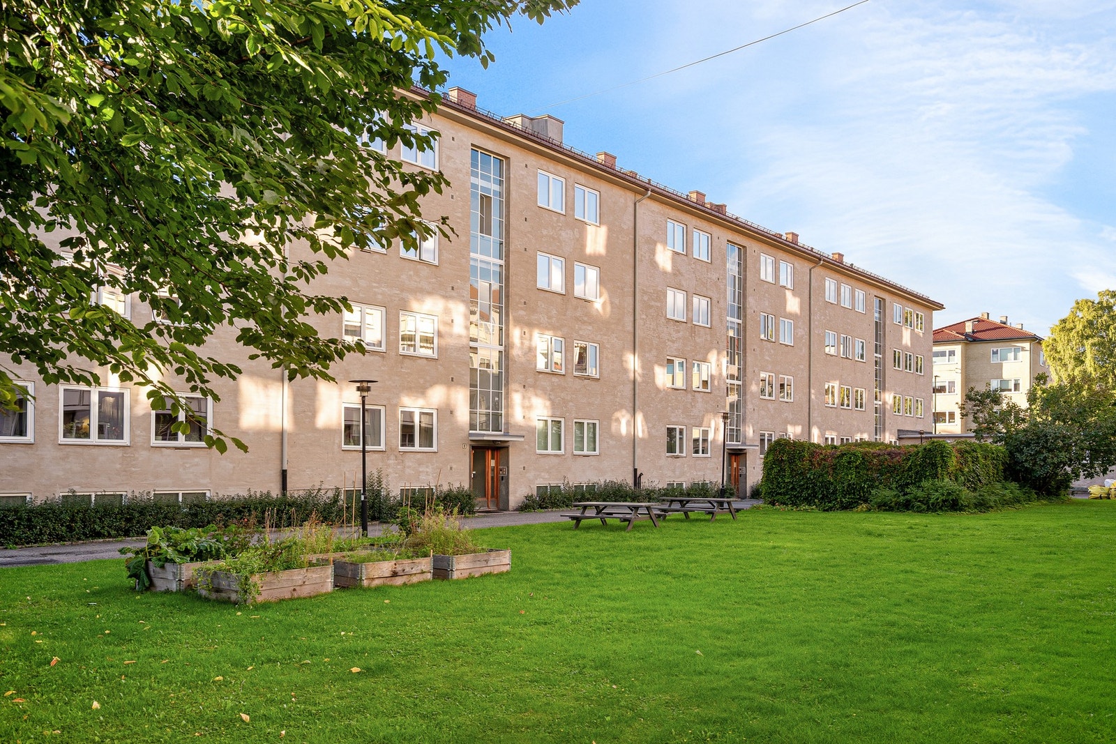 Boligens fasade og uteområdet. Velholdt av sameiets vaktmestere. Galleribilde