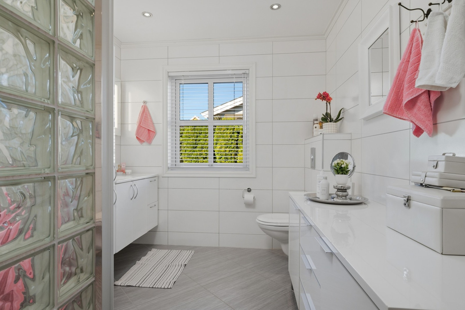 Badet i 1. etasje har flislagt gulv med varmekabler, og innredning med nedfelt servant, veggmontert toalett og dusjhjørne. Galleribilde