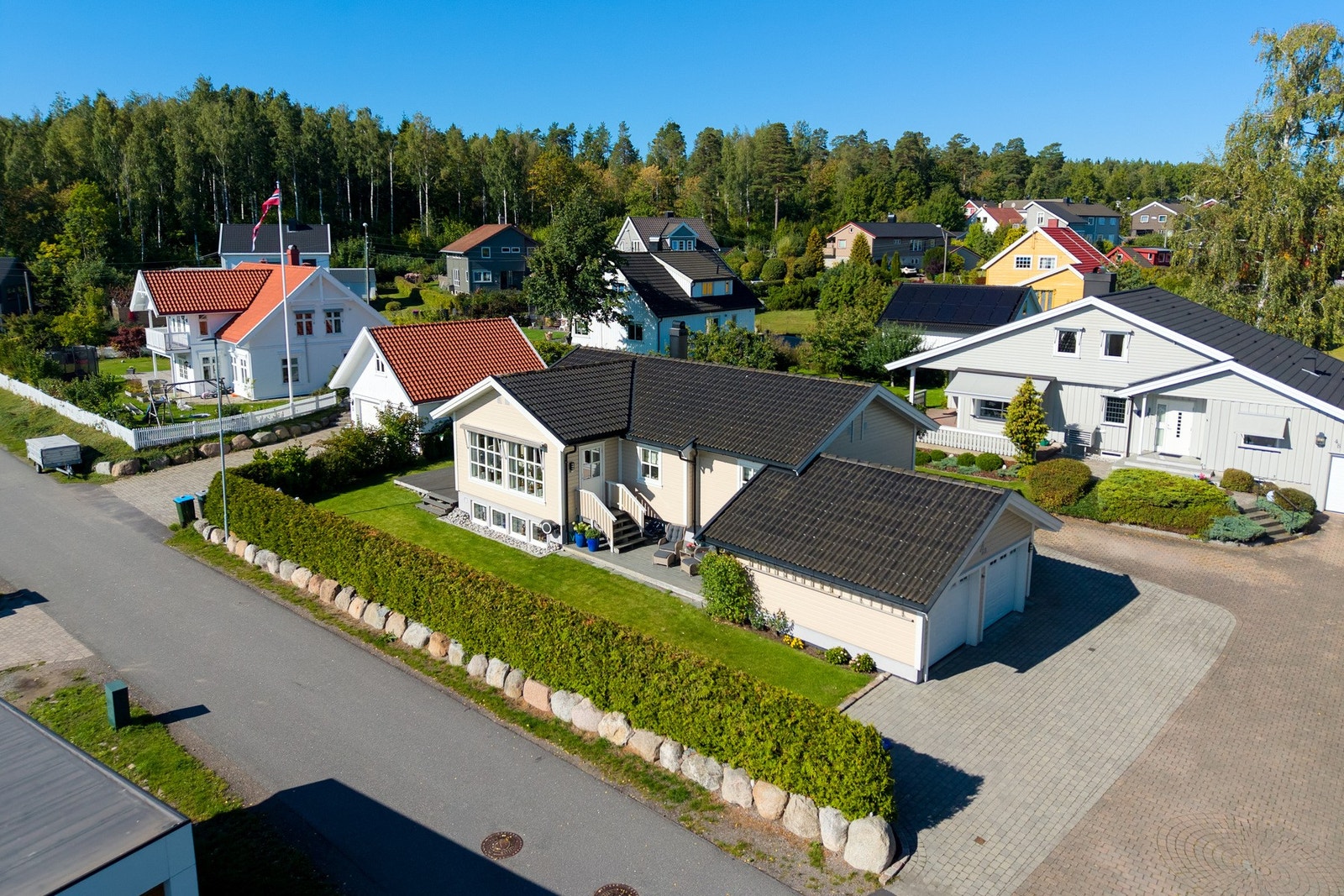 Tomten på 706 kvm er opparbeidet som hagetomt, med hekk mot vei. Galleribilde