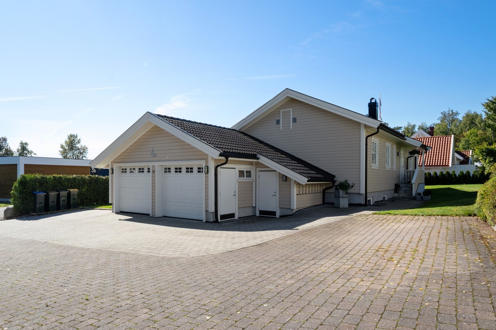 Garasjen har to leddporter med motorstyring. Galleribilde
