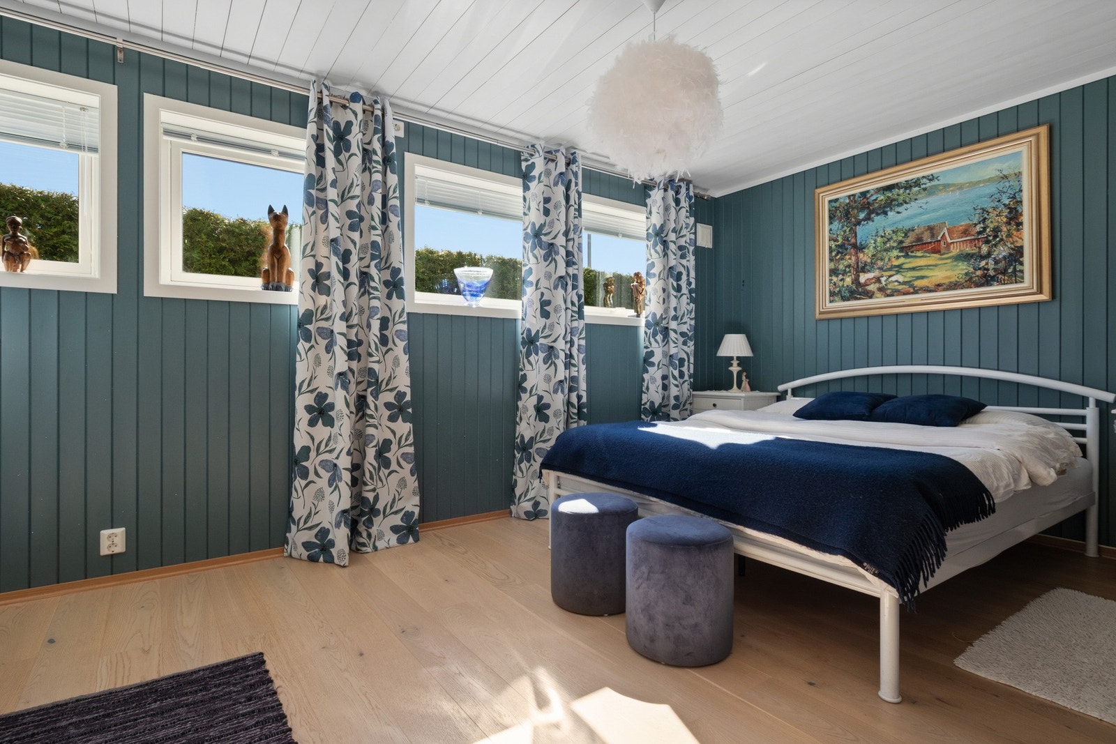 Soverom med plass til seng med nattbord på begge sider, og skap/kommode til oppbevaring. Galleribilde
