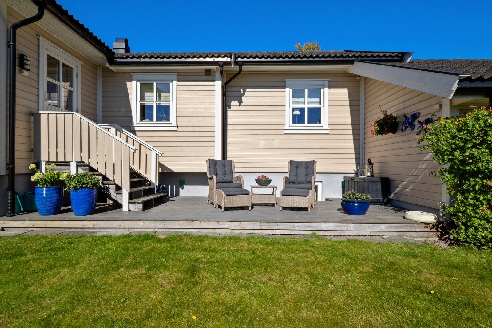 Terrassen mellom stue og garasje, med utgang fra stuen. Galleribilde