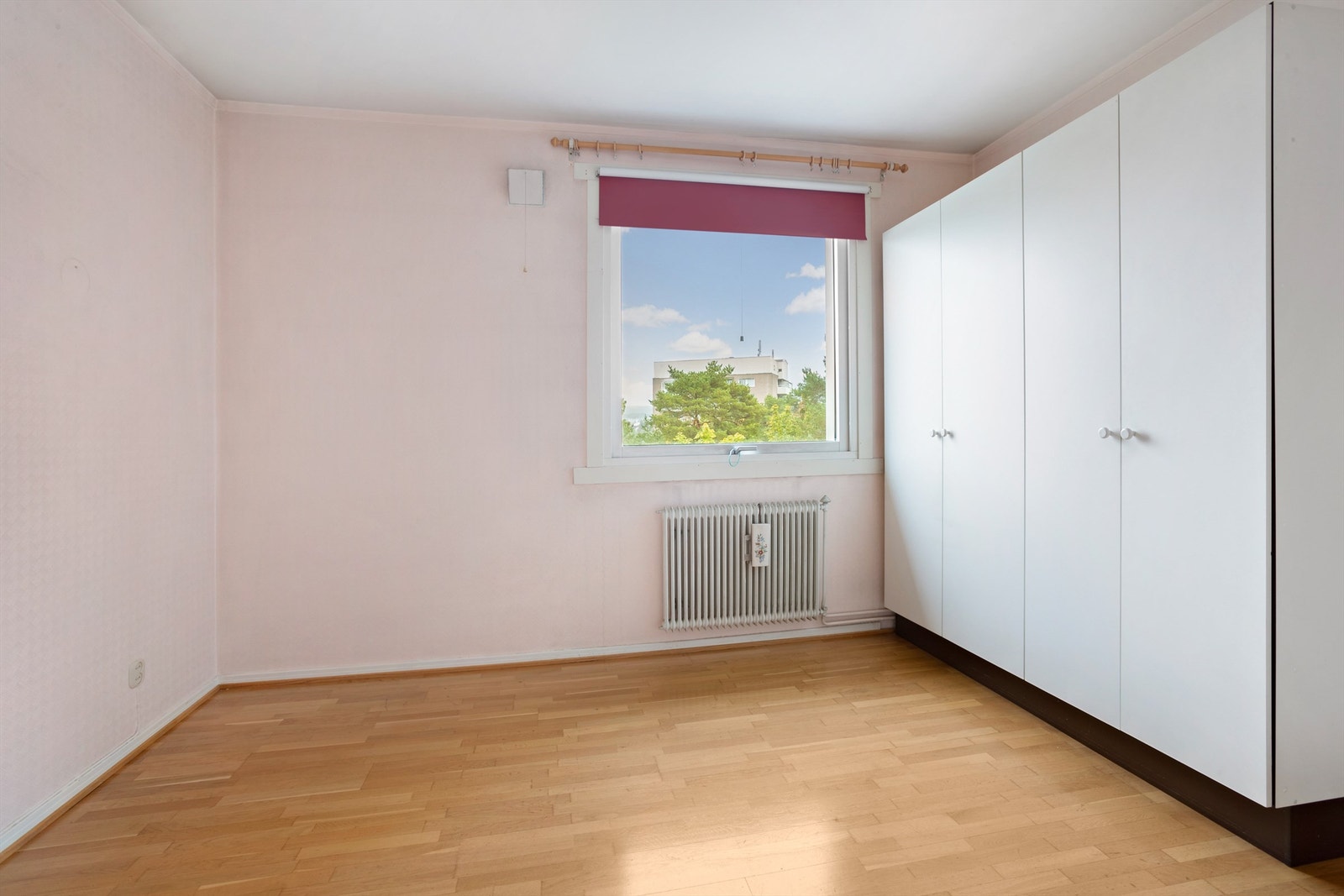 Rommet er utstyrt med en stor garderoberekke. Galleribilde