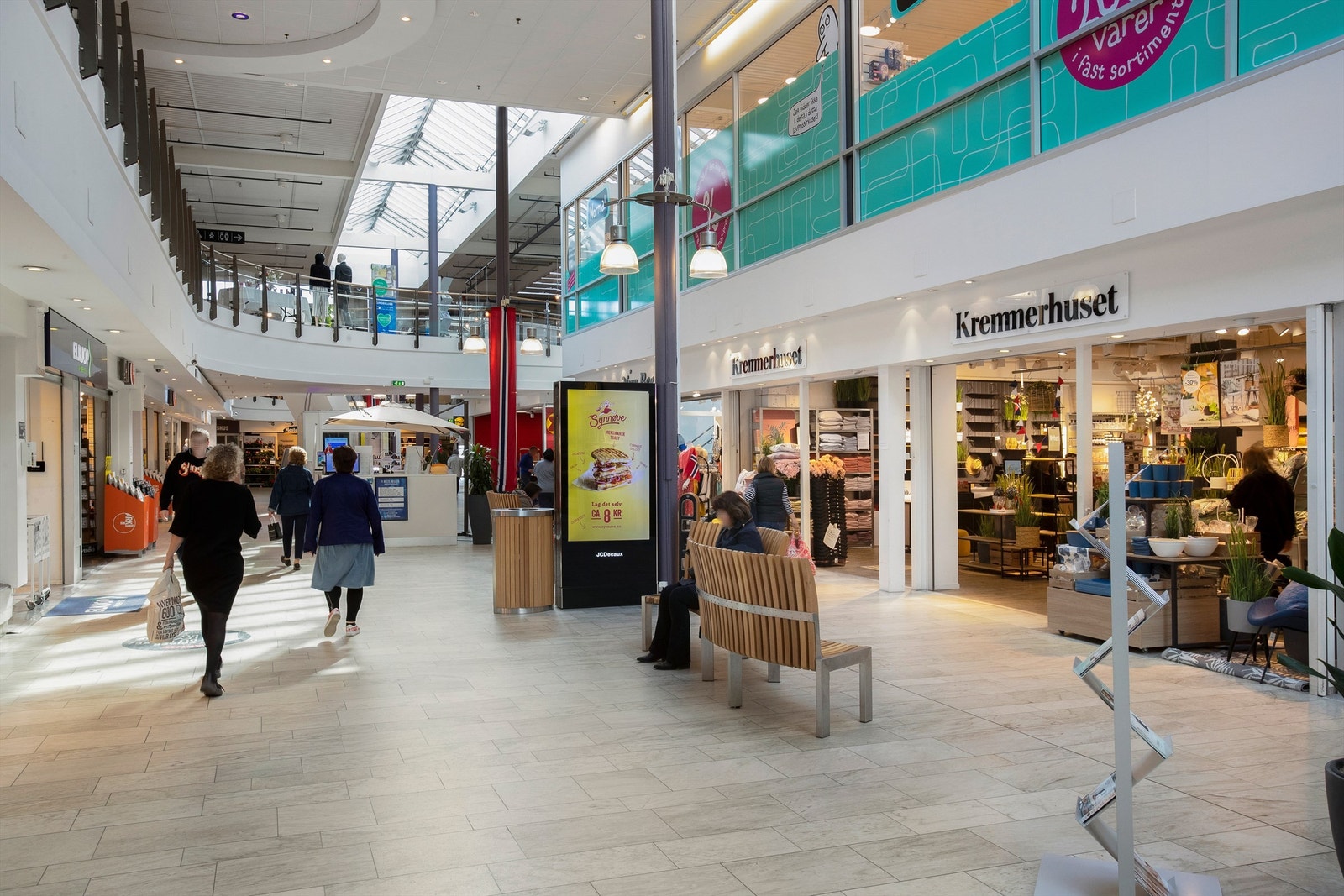 Kjøpesenteret tilbyr alt fra dagligvarer og apotek til spesialbutikker og kaféer. Galleribilde