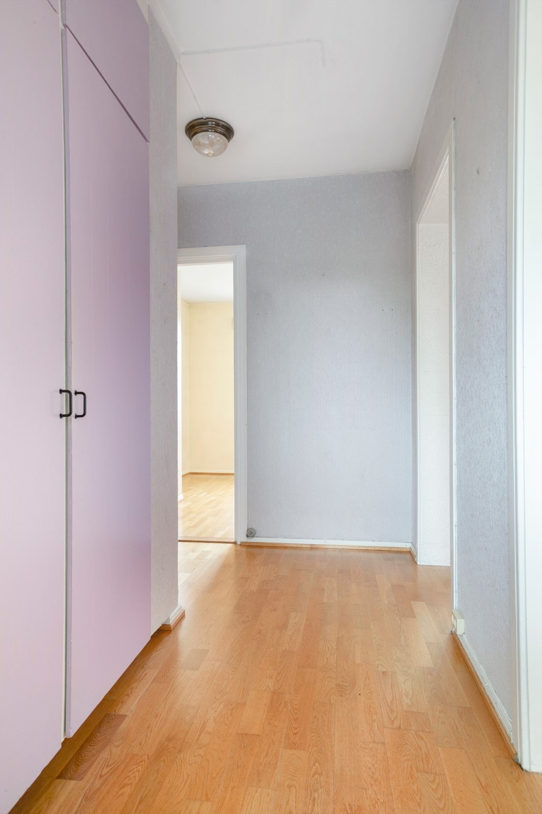 Entréen har integrert garderobeskap til oppheng av yttertøy og oppbevaring av sko. Galleribilde