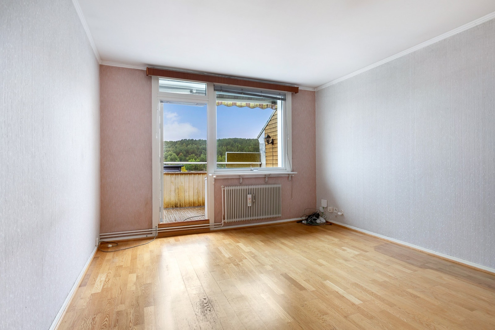 Stuen varmes opp med radiator tilknyttet varmesentral. Galleribilde