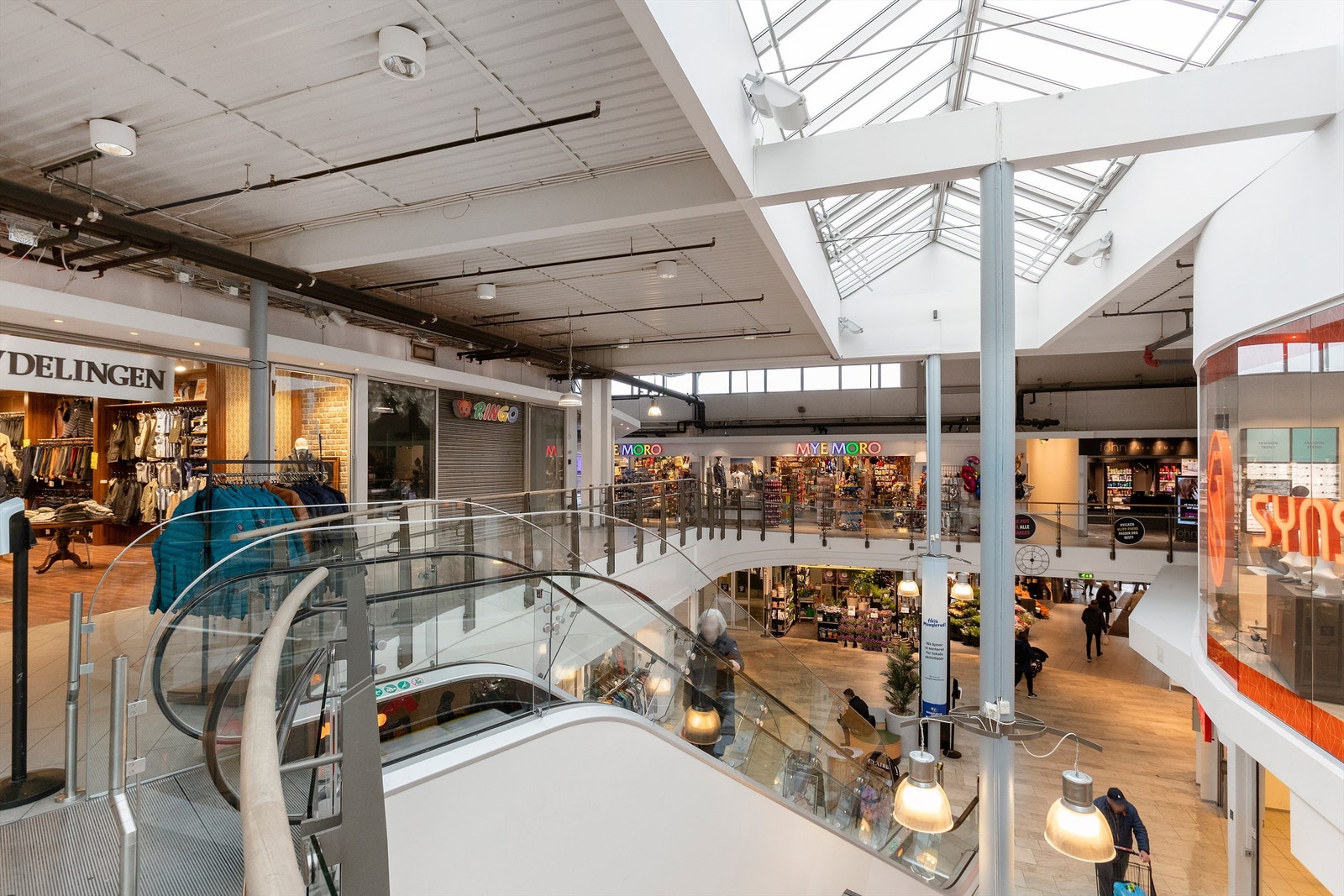 Manglerud Senter har over 60 butikker og servicetilbud for en enkel hverdagshandel. Galleribilde
