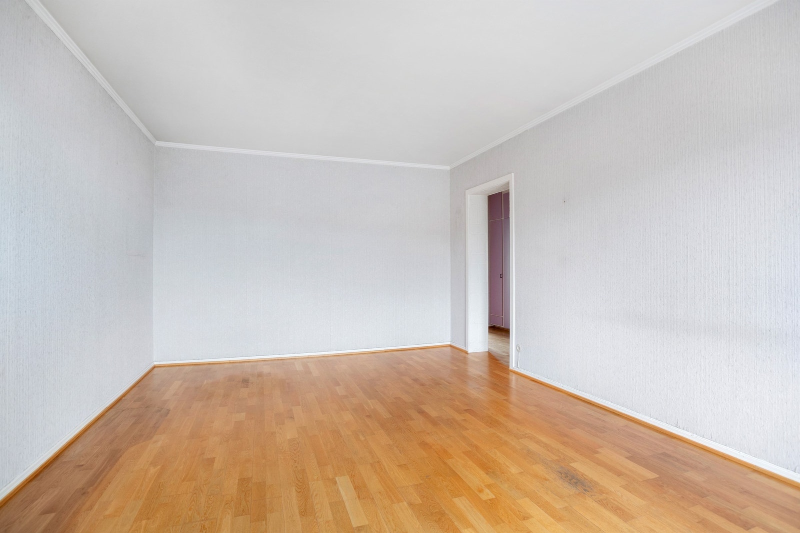 Romslig stue med plass til sofa, bord, TV og tilhørende møblement. Galleribilde