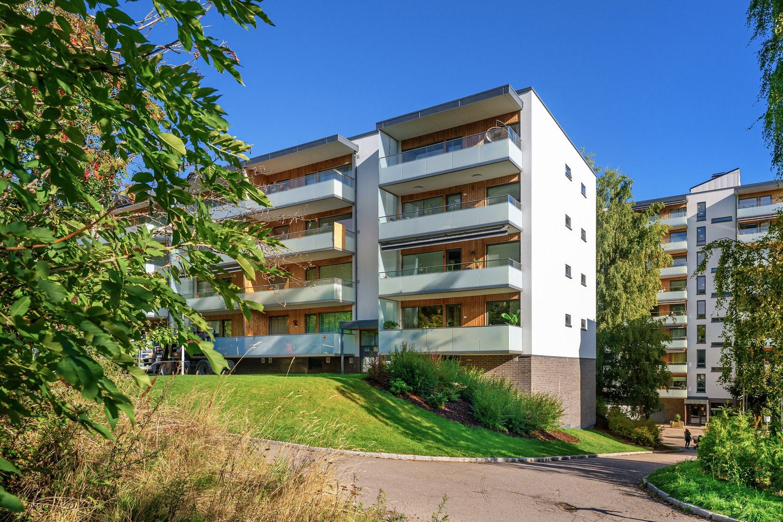 Boligen ligger i et veletablert borettslag med hyggelige grøntarealer, sitteplasser og lekeplass. Galleribilde