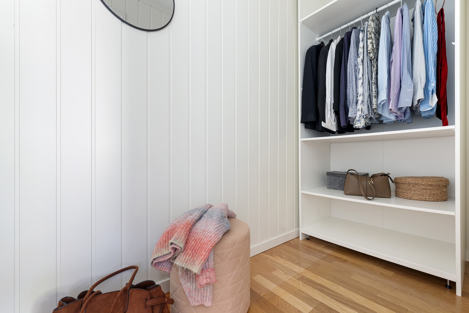 Egen walk-in-garderobe gjør dette til et svært funksjonelt soverom med god oppbevaringsplass og et ryddig uttrykk. Galleribilde