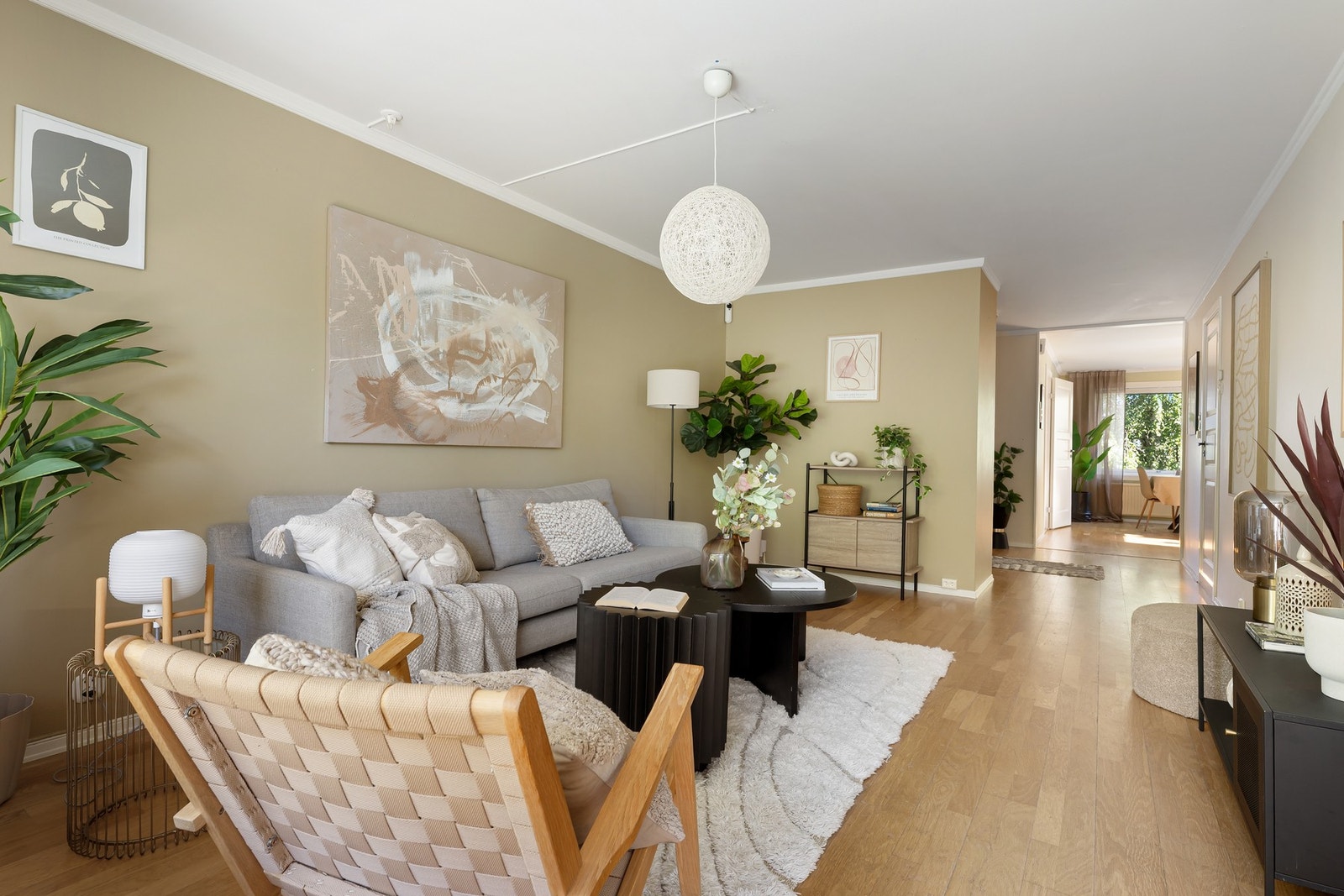 Vinduer og balkongdør med isolerglass fra 2019 bidrar til gode lysforhold og en fin kontakt med uteplassen. Galleribilde