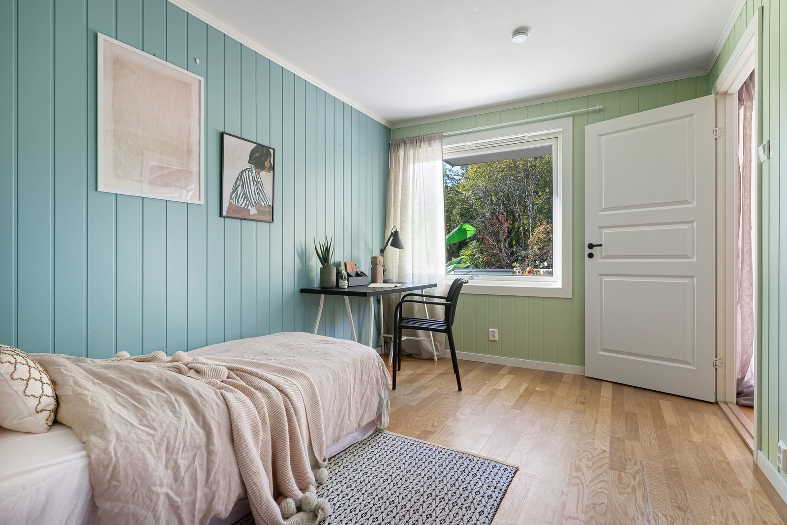Soverommet ved stuen har en egen walk-in-garderobe som gir svært gode og oversiktlige oppbevaringsmuligheter. Galleribilde